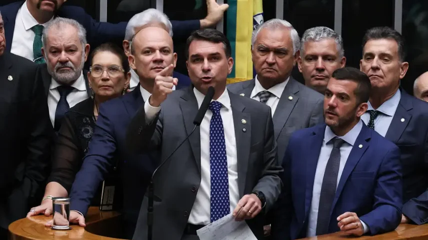 Banco Master: Flávio responde supostas acusações de Michelle Bolsonaro: "Completamente desinformada"