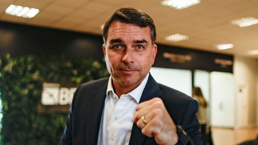 No documento de 86 páginas, o pré-candidato à Presidência pelo PL afirma que o Pix não concorre com empresas norte-americanas; na imagem, Flávio Bolsonaro