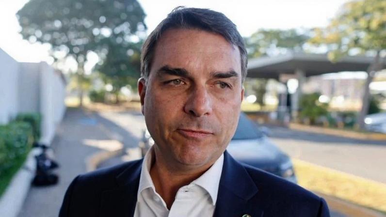Senador Flávio Bolsonaro, pré-candidato à Presidência da República, no embarque executivo do aeroporto de Brasília