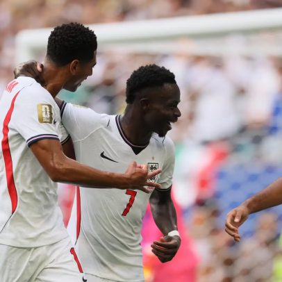 Saka faz hat-trick, Inglaterra vence jogo de dez gols e fica em terceiro na Copa