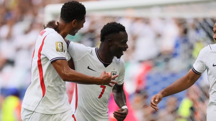 Saka faz hat-trick, Inglaterra vence jogo de dez gols e fica em terceiro na Copa