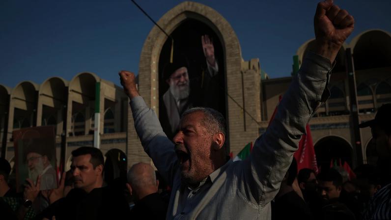 Homem grita palavras de ordem contra os EUA durante funeral de Ali Khamenei, no Irã. (Foto: EFE/Jaime León)