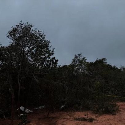 Avião de pequeno porte cai em MS e deixa dois mortos