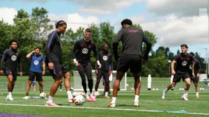 Seleção dos EUA intensifica preparação com McKennie e Dest no rondo