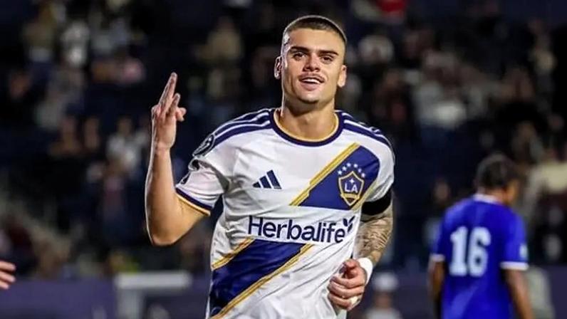 Gabriel Pec comemora hat-trick pelo Los Angeles Galaxy (Foto: Reprodução Instagram)