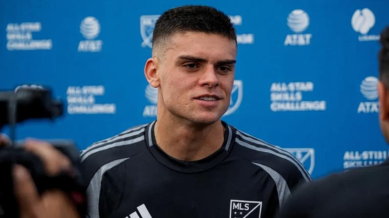 Gabriel Pec dando entrevista no Los Angeles Galaxy