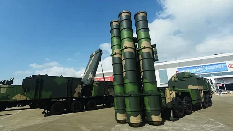 O sistema HQ-9, um míssil de defesa aérea de longo alcance em serviço, é retratado no Airshow China em Zhuhai, província de Guangdong, China, 9 de novembro de 2022