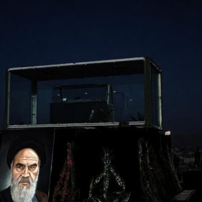 Funeral do líder iraniano cria precedente: corpo de Khomeini virado