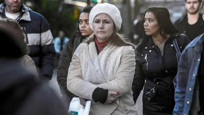 NEBULOSIDADE Mulher se protege do frio em São Paulo: manhã nublada, com aberturas de sol, e máxima de 19°C (Cris Faga/NurPhoto/Getty Images)
