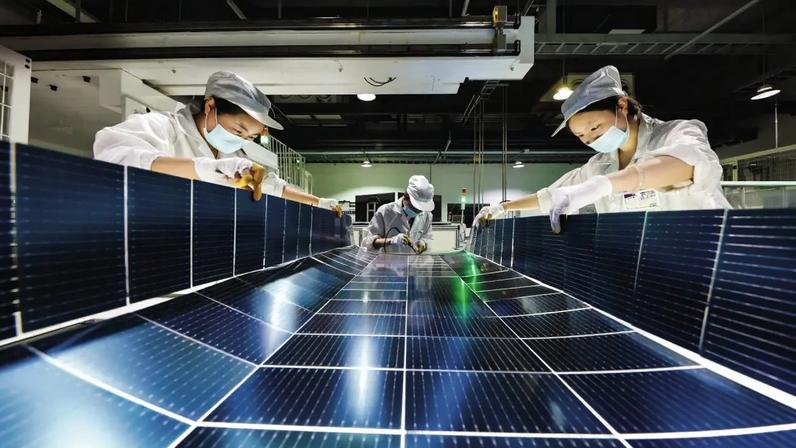 Linha de montagem de painéis solares: a China responde por 80% da produção global