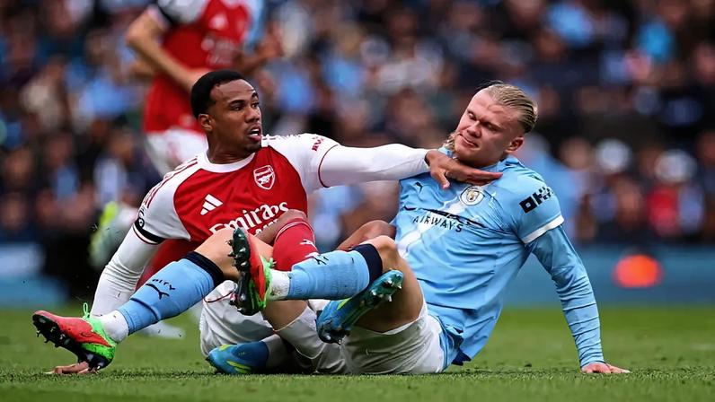 MANCHESTER, ENGLAND - APRIL 19: Gabriel Magalhaes of Arsenal grapples with Erling Haaland of Manchester City during the Premier League match between Manchester City and Arsenal at Etihad Stadium on April 19, 2026 in Manchester, England. (Photo by Catherine Ivill - AMA/Getty Images)
