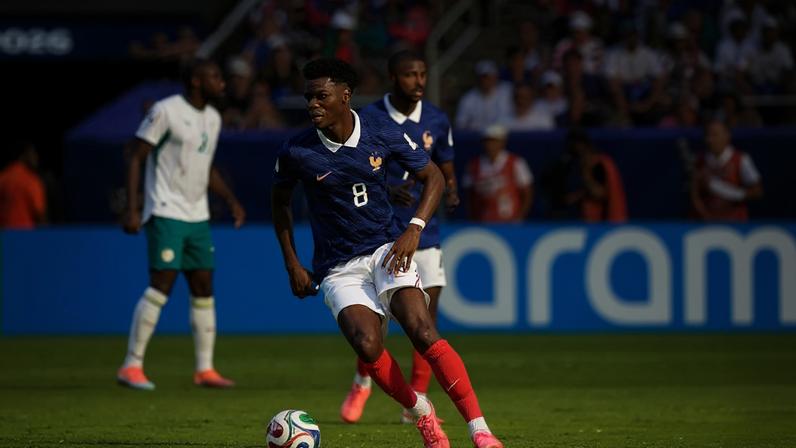 O volante Aurélien Tchouaméni, camisa 8, está fora do jogo contra o Paraguai