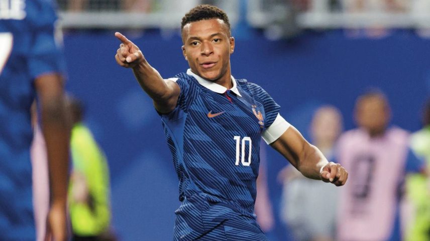 Mbappé entra em campo com a França neste sábado (Sathire Kelpa/Eurasia Sport/Getty Images)