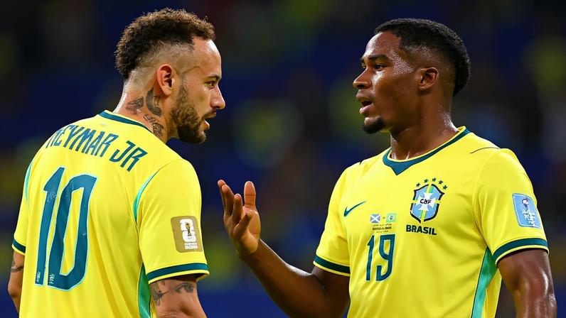 Neymar e Endrick conversam durante partida contra a Escócia (Marc Atkins/Getty Images)