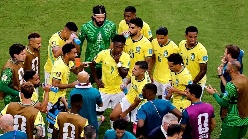 Parada para hidratação: tão criticada, será bem-vinda no domingo, contra a Noruega