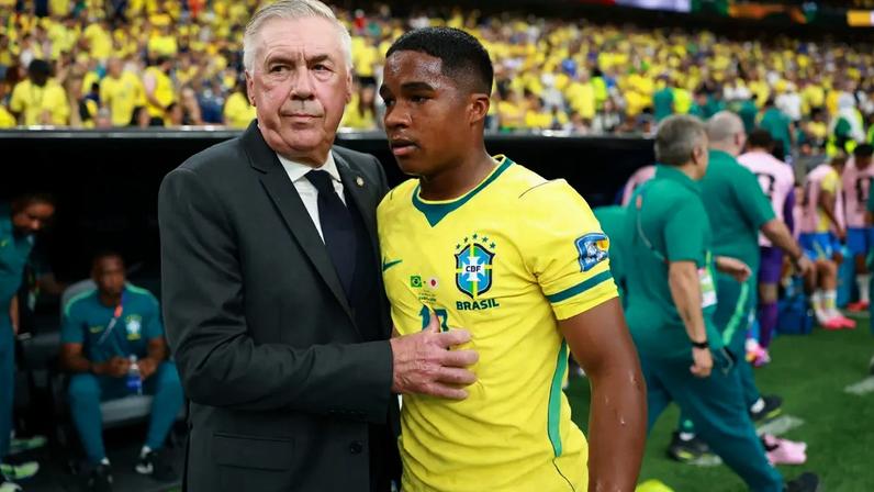 Ancelotti conversou com Endrick antes da entrada do jogador no segundo tempo contra o Japão (Michael Regan - FIFA/FIFA/Getty Images)