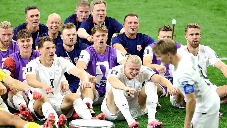 Jogadores noruegueses comemoram junto com a torcida (Steph Chambers - FIFA/FIFA/Getty Images)