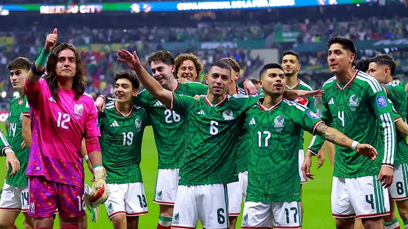 Jogadores da seleção mexicana comemoram com a torcida após a vitória sobre o Equador