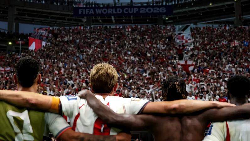 Jogadores admiram a torcida inglesa depois da classificação contra a RD Congo (Joosep Martinson/Getty Images)