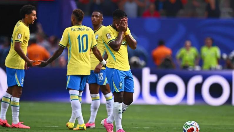 Seleção brasileira lamenta eliminação na Copa (Tom Weller/picture alliance/Getty Images)