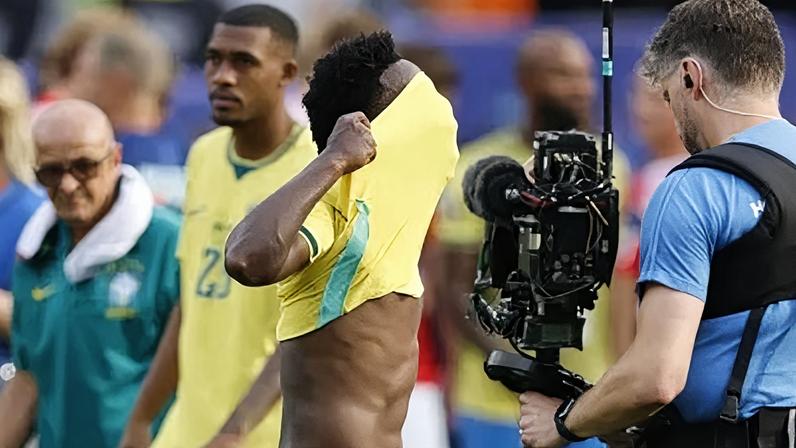 Vini Jr. frustrado após a eliminação da Seleção Brasileira na Copa do Mundo 2026