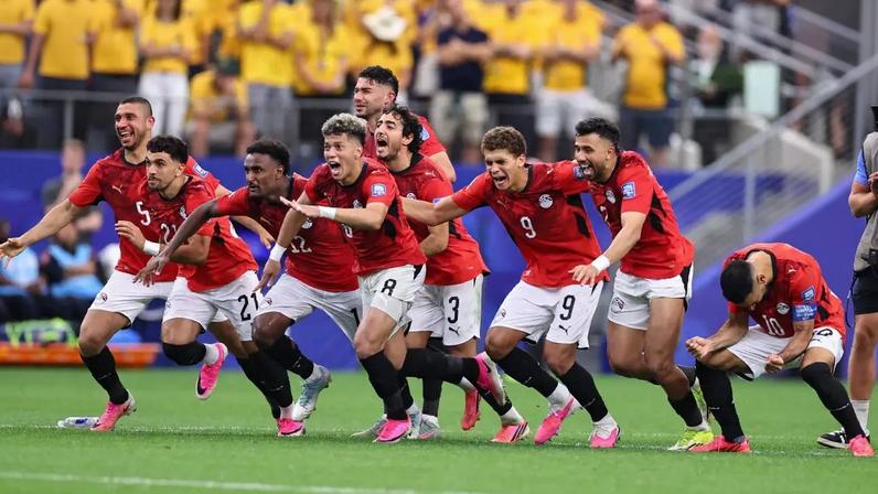 Jogadores do Egito comemoram erro do adversário na cobrança de pênalti