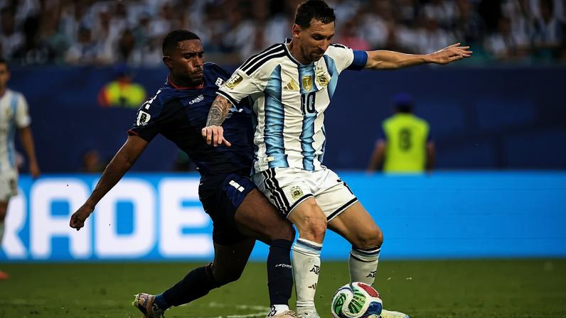 Deroy Duarte e Lionel Messi marcaram gols no emocionante jogo entre Cabo Verde e Argentina