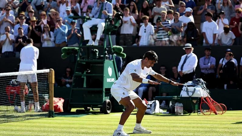Flavio Cobolli 'surfa' em Wimbledon