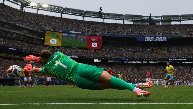 Nyland defende pênalti de Bruno Guimarães (Patrick Smith/Getty Images)