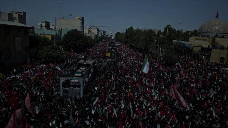 Multidão acompanha cortejo de Ali Khamenei nas ruas de Teerã (Majid Saeedi/Getty Images)