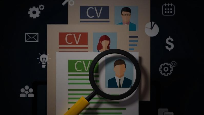 Sistemas automatizados aceleram a triagem de currículos, mas também podem reproduzir vieses presentes nos dados usados para treiná-los (VectorStory/Getty Images)
