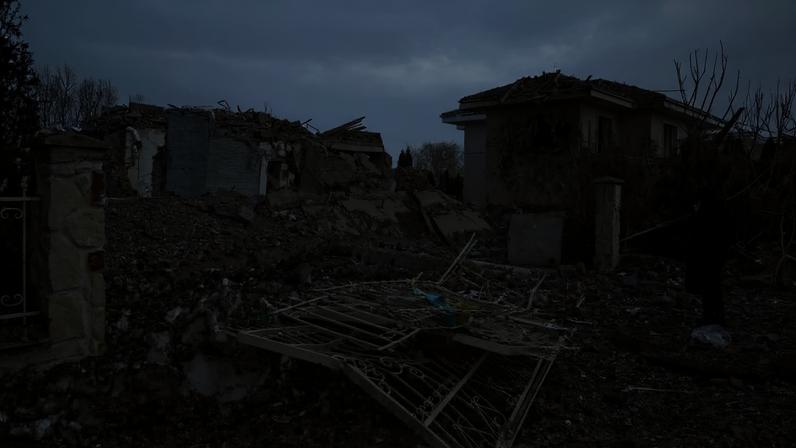 Mulher observa danos em casa após ataque de míssil russo na região da capital Kiev - 22/02/2026 (Foto: REUTERS/Valentyn Ogirenko)