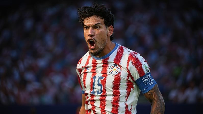 Gustavo Gómez, do Palmeiras, em duelo com a França