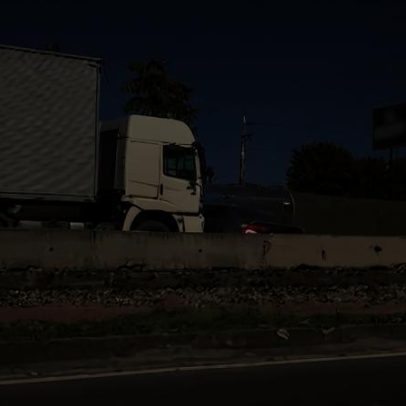 Caminhão arrasta carro de idosa de 83 anos em rodovia de SP; vídeo
