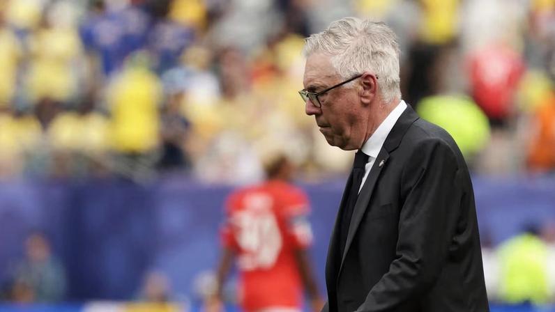 Carlo Ancelotti na partida entre Brasil e Noruega pela Copa do Mundo