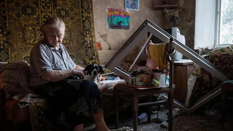 Uma moradora de Kiev, na Ucrânia, dentro de seu apartamento danificado após um ataque russo no início de julho
