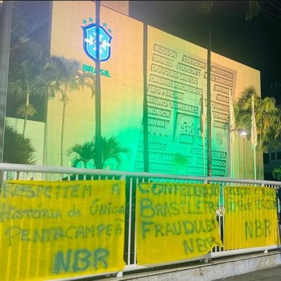 Protesto na sede da CBF cobra jogadores e dirigentes após queda do Brasil na Copa