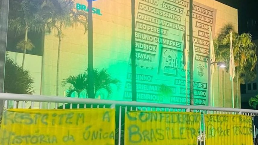 Protesto na sede da CBF cobra jogadores e dirigentes após queda do Brasil na Copa