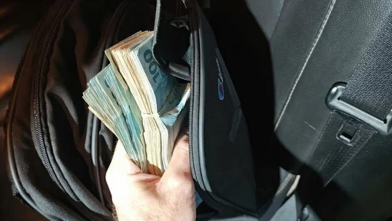 Dinheiro apreendido durante a operação Acesso Negado, da Polícia Federal