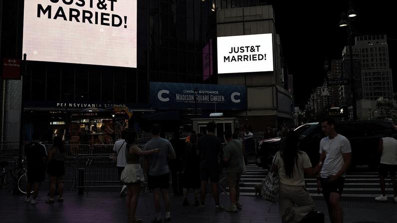 Telas gigantes exibem a mensagem 'JUST& MARRIED!' (Recém-Casados! – T& T para Taylor e Travis) do lado de fora do Madison Square Garden na sexta-feira, 3, em Nova York