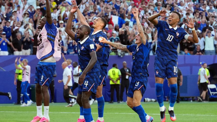 Jogadores da França comemoram vitória contra o Paraguai nas oitavas de final da Copa; europeus vão pegar o Marrocos nas quartas