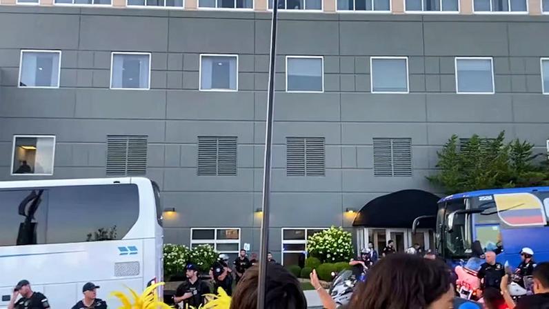 Milhares de torcedores colombianos se reuniram em frente ao hotel da seleção em Kansas City para dar uma recepção inesquecível à equipe antes do mata-mata da Copa do Mundo da FIFA.