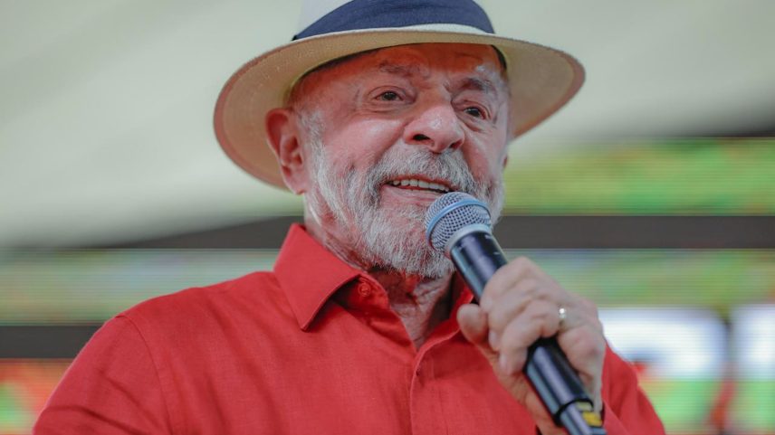 Nesta quinta-feira, Lula entregou ônibus escolares e unidades móveis de saúde em Juazeiro do Norte
