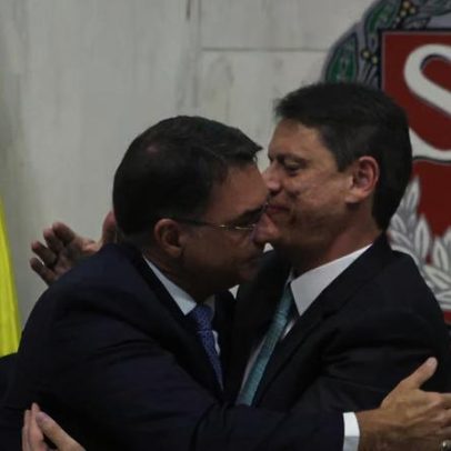Tarcísio tem pouco incentivo para se envolver na campanha de Flávio Bolsonaro