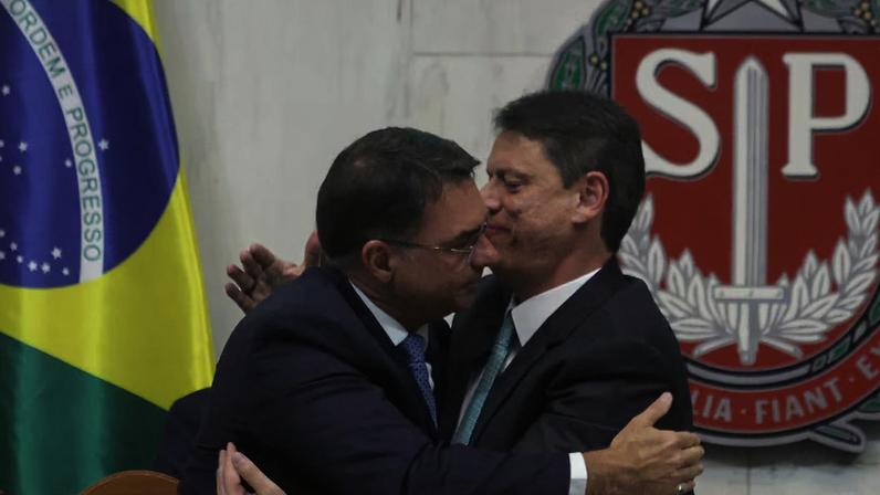 Flávio Bolsonaro e Tarcísio de Freitas em evento em homenagem a Valdemar Costa Neto, em fevereiro. Foto: Felipe Rau/Estadão