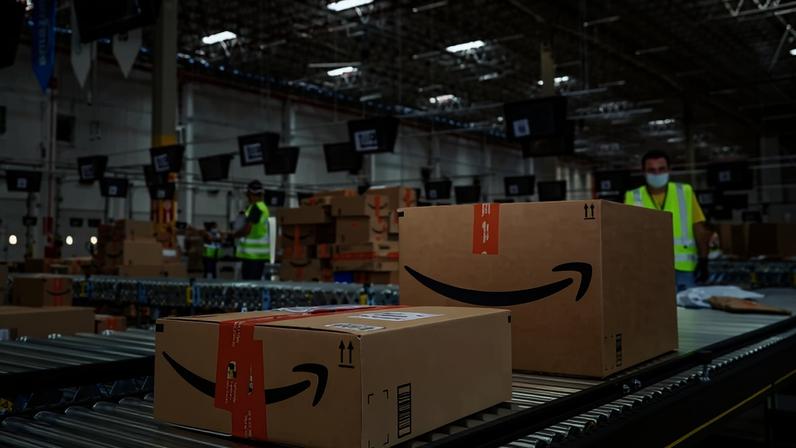 Crescimento do e-commerce desde a pandemia pressiona emissões, e Amazon aposta em rotas otimizadas e frota elétrica para conter impacto (Leandro Fonseca/Exame)