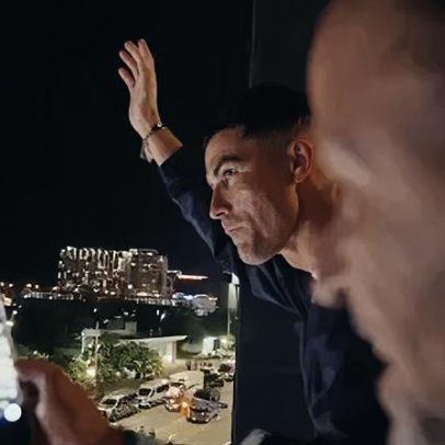 Cristiano Ronaldo celebra classificação com torcida em hotel de Toronto