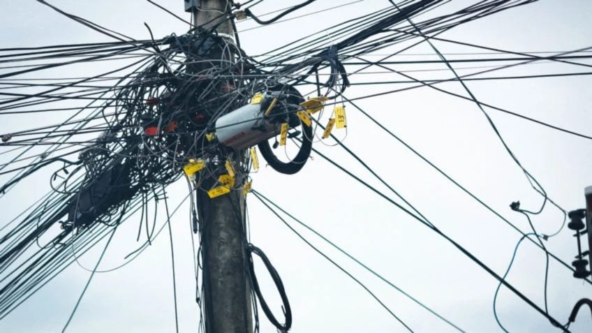 O levantamento da agência reguladora evidencia que a incapacidade de conter desvios está concentrada em locais e empresas específicos. Na imagem, postes de energia elétrica com cabos de internet e TV, na Vila Planalto, em Brasília