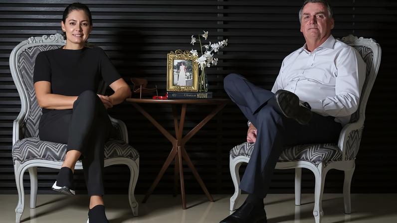 A ex-primeira-dama Michelle Bolsonaro e o marido, o ex-presidente da República Jair Bolsonaro - (Sergio Dutti/.)