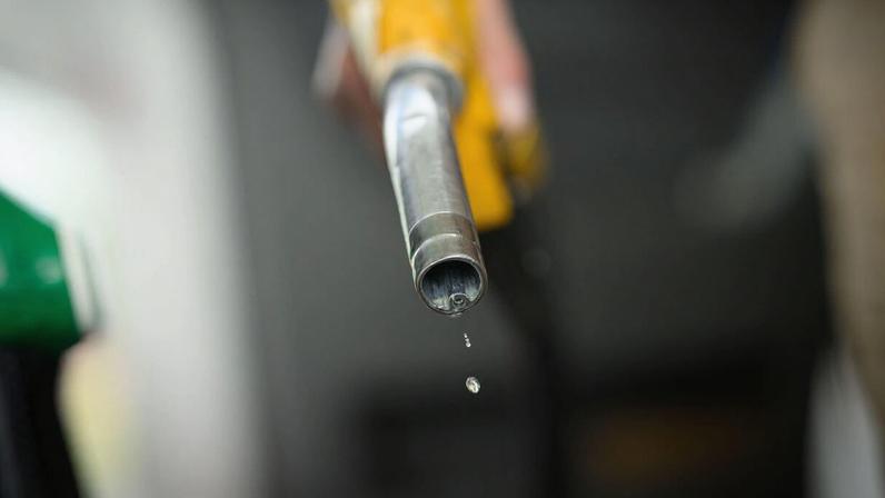 Diesel drips out of a fuel hose at a petrol station in Saint-Etienne-de-Montluc, western France, on April 15, 2026, as US-Israel war on Iran, launched on February 28, has roiled global energy and equities markets, sending oil prices skyrocketing after Tehran virtually closed the key Strait of Hormuz. (Photo by Loic VENANCE / AFP) Foto: Loic Venance/LOIC VENANCE